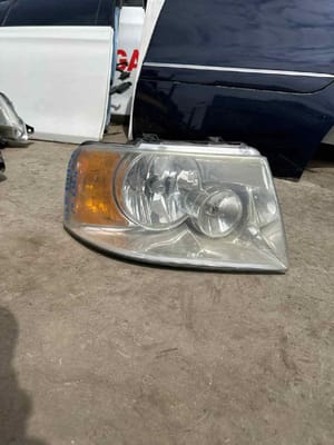 2004 Ford Expedition Headlight