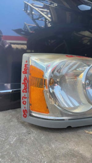 2006 Dodge Dakota Headlight